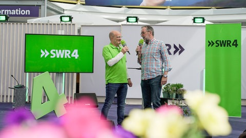 SWR4 Moderator Matthias Methner im Gespräch mit Pflanzenexperte Volker Kugel. Auf der SWR-Bühne beim Maimarkt beantworten sie Fragen zu Garten und Pflanzen von Zuschauern und Anrufern. 