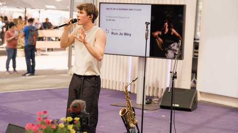Ron Jo Wey tritt live beim SWR auf dem Maimarkt auf. Der Musiker kommt aus Mannheim.
