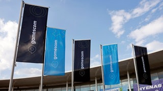 Flaggen mit dem Gamescom-Logo.