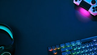 Gaming-Zubehör von oben fotografiert.