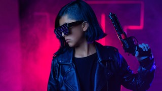 Eine Person cosplayed einen Videospielcharakter.