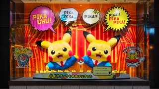 Ein Schaufenster mit Pokémon-Figuren.