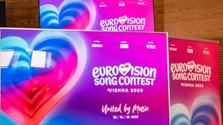 Das ESC-Logo 2026 auf verschiedenen Monitoren.
