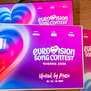 Das ESC-Logo 2026 auf verschiedenen Monitoren.