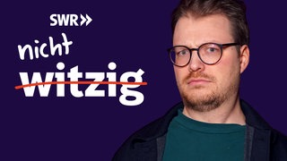 nicht witzig. Podcast-Folge mit Maxi Gstettenbauer. Autist redet mit Spaßvogel über Humor und Witz (Foto zeigt Sprechblase mit Maxi Gstettenbauer mit Schriftzug nicht witzig und SWR- und ARD-Logo)
