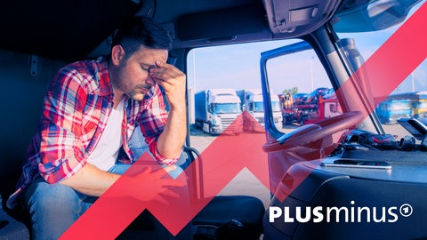 In der Fahrerkabine eines LKW stützt ein Fahrer sichtlich erschöpft den Kopf auf eine Hand. Ohne LKW-Fahrer würde unser Leben nicht funktionieren. Doch Recherchen von Plusminus zeigen: Viele von ihnen werden von ihren Arbeitgebern ausgebeutet, erleben Bedrohungen und werden gesetzeswidrig bezahlt – auch in Deutschland.