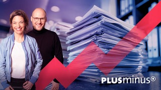 Das Bild zeigt Regale voller Aktenordner und davor einen Stapel Papier. Weil die Behörden oft nicht richtig funktionieren, gerät in Deutschland vieles ins Stocken: dringend benötigte Wohnungen werden nicht gebaut, Fachkräfte können nicht arbeiten. Wer ist schuld an der Ämter-Misere? Und wie könnte es besser laufen? In dieser Folge versuchen Anna Planken und David Ahlf den Behörden-Problemen auf den Grund zu gehen. 