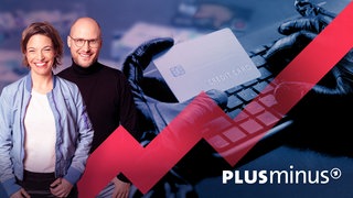 Auf dem Foto ist eine Kreditkarte, die von Händen in schwarzen Lederhandschuhen gehalten wird, und eine Tastatur zu sehen. Kriminelle haben es auf unsere Bankkonten abgesehen und werden immer professioneller. Das Geld ist dann meist weg. Sind wir daran selbst schuld? Können wir die Tricks der Täter überhaupt noch erkennen oder könnten uns die Banken besser schützen?
