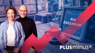 Das Bild zeigt die Podcast-Hosts Anna Planken und David Ahlf vor einem Tresen mit einer Tasse Espresso und einem Schild mit der Aufschrift: "Nur Barzahlung". Die Deutschen zahlen immer noch am liebsten bar. Andere Länder sind da schon digitaler. Die Schweden vergessen sogar schon langsam, wie sich Scheine und Münzen anfühlen. Stirbt auch bei uns bald das Bargeld aus? Oder soll es gar abgeschafft werden? Unser Plusminus-Team hat sich angeschaut, warum vor allem die Deutschen so am Bargeld hängen und warum wir so zurückhaltend mit dem digitalen Bezahlen sind. Wer von unseren Hosts, David Ahlf und Anna Planken, gehört ins Team Bargeld?