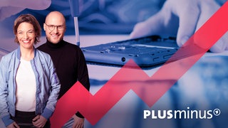 Das Bild zeigt die Plusminus Podcast Hosts Anna Planken und David Ahlf vor einem Smartphone. Das ist ihr Thema: Gebraucht kaufen, clever sparen? Der Markt mit Second-Hand-Smartphones & Co. wächst seit Jahren. Nur: Wann ist gebraucht wirklich smart?