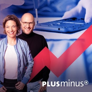 Das Bild zeigt die Plusminus Podcast Hosts Anna Planken und David Ahlf vor einem Smartphone. Das ist ihr Thema: Gebraucht kaufen, clever sparen? Der Markt mit Second-Hand-Smartphones & Co. wächst seit Jahren. Nur: Wann ist gebraucht wirklich smart?