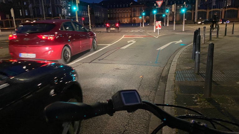 Straße in Mannheim ohne Radweg, die zu einer Kreuzung führt.