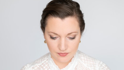 Elina Albach