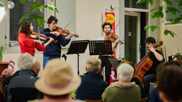Das Viatores Quartet beim Pop-up-Konzert „Frei Haus“ am 2. Mai 2026 in der Evangelischen Gemeinde Schwetzingen