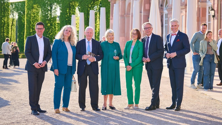 Die Verantwortlichen der Schwetzinger SWR Festspiele 2026 (v. r. n. l.): Oberbürgermeister Matthias Steffan, Landrat Stefan Dallinger, Cornelia Bend (Künstlerische Leiterin und Geschäftsführerin), Lilo und Manfred Fuchs (Sponsoren), Anke Mai (SWR Programmdirektorin Kultur, Wissen, Junge Formate) sowie Wolfgang Gushurst (Leiter der Hauptabteilung Kultur, Wissen, SWR Kultur)