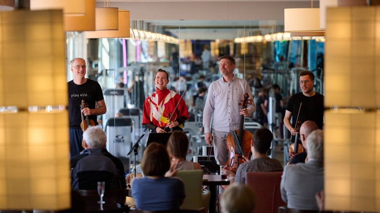 Das Signum Quartett (Residenzensemble) beim Pop-up-Konzert „Frei Haus“ am 2. Mai 2026 im Fitnessstudio Pfitzenmeier Schwetzingen