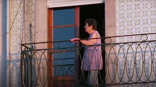 Eine Frau steht auf ihrem Balkon in Lissabon. Europamagazin: Überfüllt und unbezahlbar – Wohnungsnot in Portugal Bild: ARD