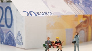 Symbolisch: Ein Haus gebaut aus Euro-Scheinen. ARD-Mitmachaktion #besserwohnen