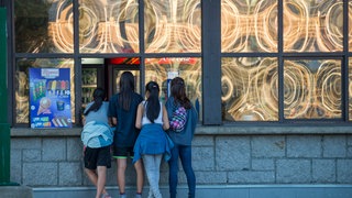 Jugendliche vor einem Verkaufsfenster. Mehr dazu in der ARD Mitmachaktion #besserwohnen