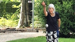 Karin Berger im Sommer beim Boule.