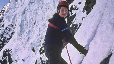 Karin Berger als junge Frau beim Klettern an der Nordostwand in Piz Rossegg.