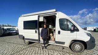 Das Zuhause der Dreißigjährigen und ihrer Hündin. Mehr zum Thema Wohnen unter #besserwohnen