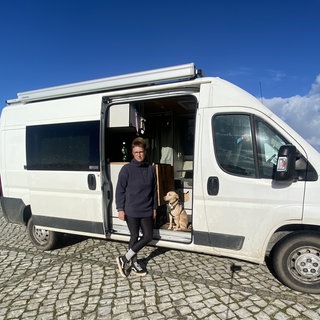 Das Zuhause der Dreißigjährigen und ihrer Hündin. Mehr zum Thema Wohnen unter #besserwohnen