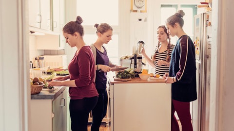 Zusammen kochen - dafür braucht man eine Wohnung. Mehr zum Thema Wohnen unter #besserwohnen. 