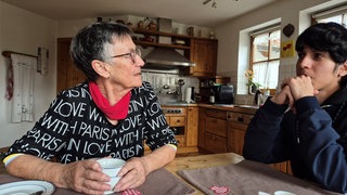 Ulrike Mann und Nicolas Cardozo am Küchentisch