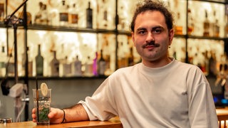 Ioannis sitzt an einer Bar