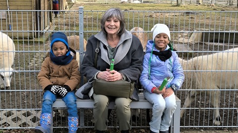 Eine Bonus-Oma vom Malteser Hilfsdienst e.V. mit zwei Kindern