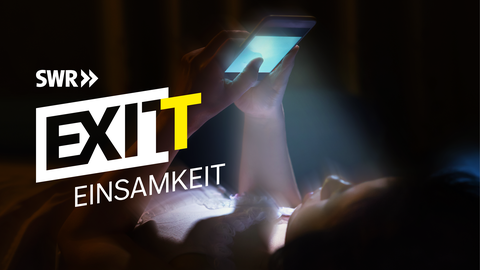 Eine Frau schaut im Dunkeln auf ihr Handy. Dazu der Text: Checkt das Angebot und kommt mit zur Nacht gegen die Einsamkeit am 22. November 2025! Mehr Infos im SWR unter EXIT EINSAMKEIT