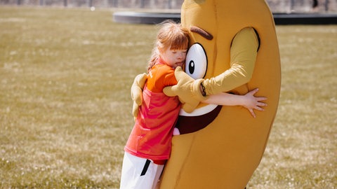 Kuscheln mit dem Maskottchen "Manni" während des Trainingslagers in Kaub. Bild: Bananenflankenliga e.V.