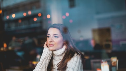 Alleine in Urlaub fahren? Oder doch lieber eine Gruppenreise machen? Bild: iStockJasmina007 Wie fühlt sich Einsamkeit an, wenn man im Urlaub am Meer steht – und niemand da ist, mit dem man reden möchte? Wenn man in der U-Bahn zwischen Menschen sitzt und sich trotzdem unsichtbar fühlt? Unsere Reihe "Sarahs Tagebuch" nimmt dich mit in ihren Alltag. Mehr unter EXIT EINSAMKEIT