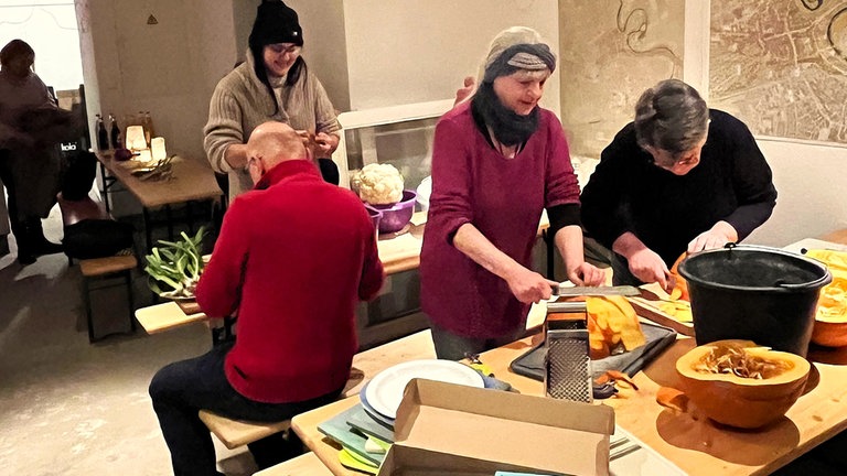 Beim "Sool Kitchen" in Rottweil wurde zunächst viel Gemüse geschnitten und dann gemeisam über den Feuer gekocht. 