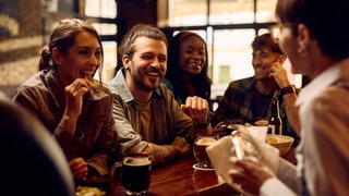 Es klingt paradox: Umgeben von vermeintlichen Freunden – und trotzdem einsam. In einer Bar: Menschen lachen, trinken Bier und essen Snacks. Es sieht nach Spaß aus. Von Mai bis November 2025 ist EXIT EINSAMKEIT für dich da!