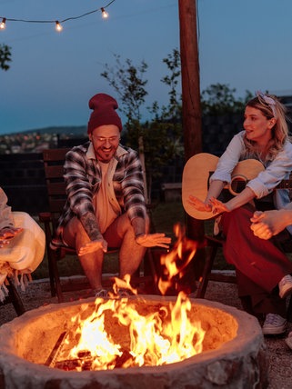 Gemeinsam am Feuer in der Nacht gegen die Einsamkeit