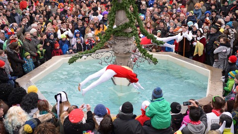 Brunnensprung zur Fastnacht in Munderkingen