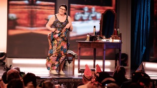 Birgit Pfeiffer steht als Elsbeth Gscheidle auf der Bühne der schwäbischen Fasnet in Donzdorf