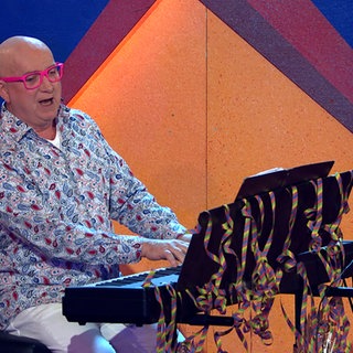 Frank Golischewski spielt die „musikalische Schlagzeilen“