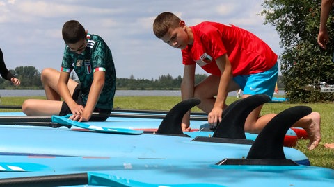 Schüler der Staatliche Realschule Neusäß mit SUP-Boards