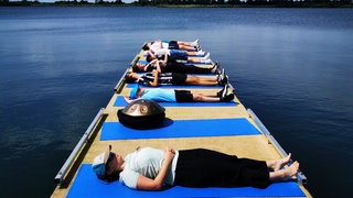 Kinder liegen auf Yogamatten am Wasser: Wassertag am Dossenberger-Gymnasium Günzburg 