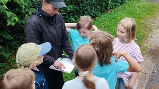 Jana Weber mit einer Gruppe Kinder, die zu Bachforschenden wurden. 