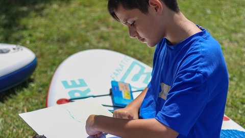 Hier entsteht ein Wasser-Bild eines Schülers von der Staatliche Realschule Neusäß im Juli 2024