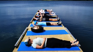 Kinder liegen auf Yogamatten am Wasser: Wassertag am Dossenberger-Gymnasium Günzburg 