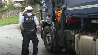 Polizisten kontrollieren einen LKW-Fahrer: Darf er durch Warstein fahren? 