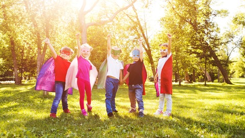 Kinder in Helden-Kostümen spielen draußen. Habt ihr auch kinderfreundliche Orte, die ihr teilen möchtet? Jetzt mitmachen bei #unsereKinder!