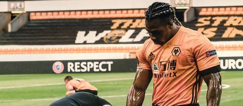 Ob seine Muskelberge davon so anwuchsen? Wolverhampton-Profi Adama Traoré lässt seine Arme vor Spielen mit Babyöl einreiben, um seine Gegner leichter abzuschütteln. Der Spanier ist einer der schnellsten - und definitiv muskulösesten - Premier-League-Profis.