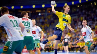Ein Spieler der Rhein-Neckar Löwen wirft auf das Tor. 