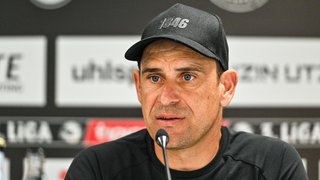 Ulms Trainer Robert Lechleiter während einer Pressekonferenz 